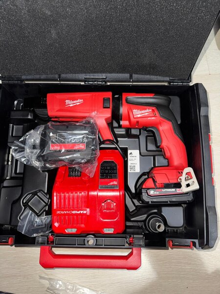 Masina de insurubat cu accesoriu Milwaukee 2500 lei 1 buc
